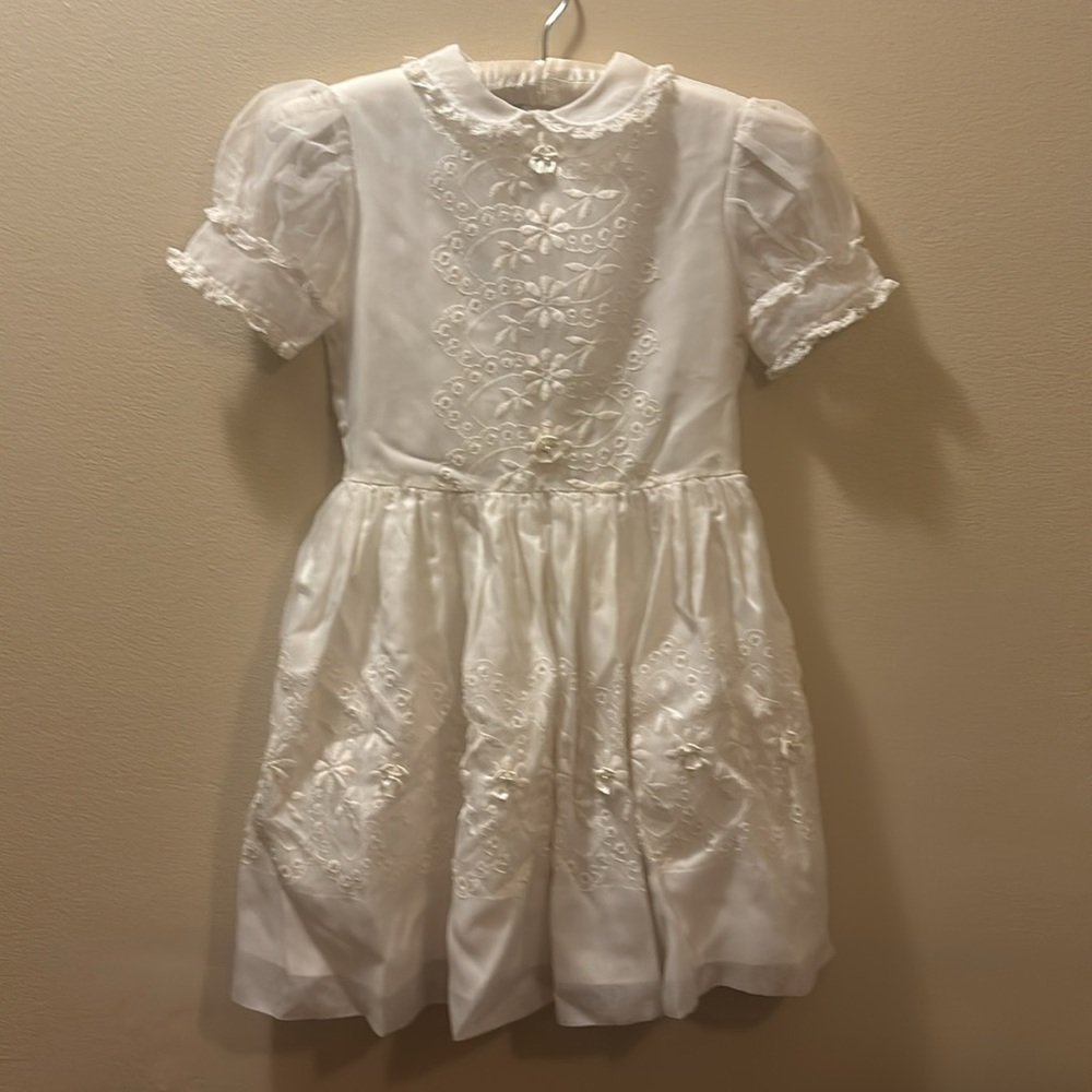 Make offer! L’Enfant Ivory White Lace Girls Dress Embroidery 4 button bows M